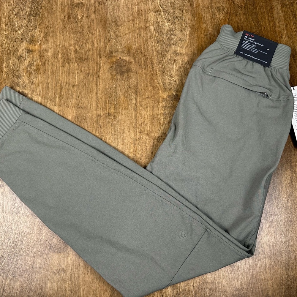 lululemon athletica Men's Olive Joggers - XS